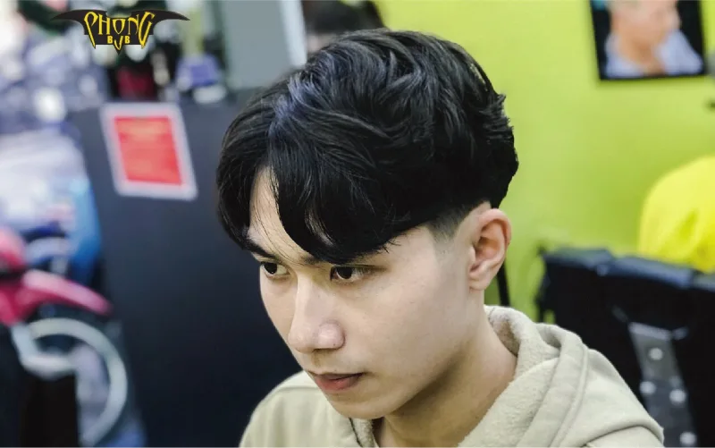Mẫu side part 7/3 vuốt rủ lãng tử đẹp nhất cho sinh viên