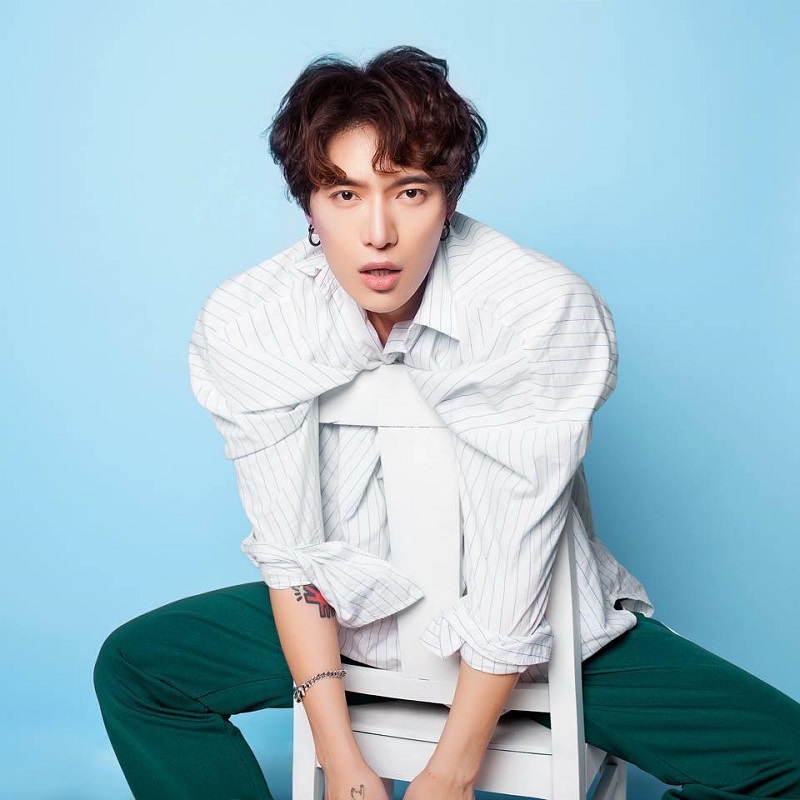 Kiểu tóc đầu nấm chẻ ngôi giữa